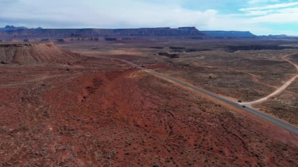 Luchtfoto Drone Van Een Snelweg Met Auto Woestijn Een Zonnige — Stockvideo