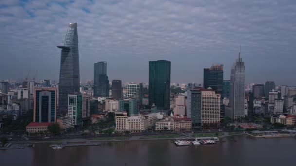 Dronepanoramautsikt Chi Minh Sentrum Sakte Trekke Seg Skyline Nyfullført Ombygging – stockvideo