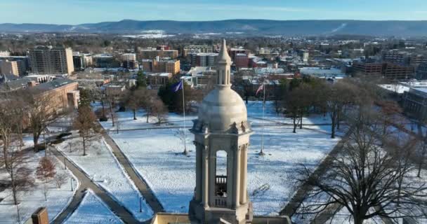 Universiteitscampus Wintersneeuw Psu Penn State Luchtfoto Onthullen — Stockvideo