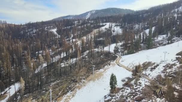 Drone Aerial Fly Shot Una Stazione Sciistica Bruciata Wildfire — Video Stock