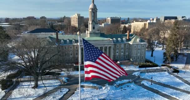 Bandiera Americana Gruppi Universitari Universitari Del Campus Vecchio Principale Nella — Video Stock