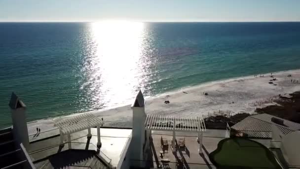 관광객들은 플로리다주 파나마시티 여름에 햇빛을 반사하는 해변에서 휴식을 취한다 — 비디오