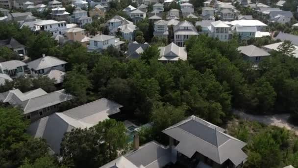 Denso Barrio Residencial Por Playa Florida Plano Aéreo — Vídeo de stock