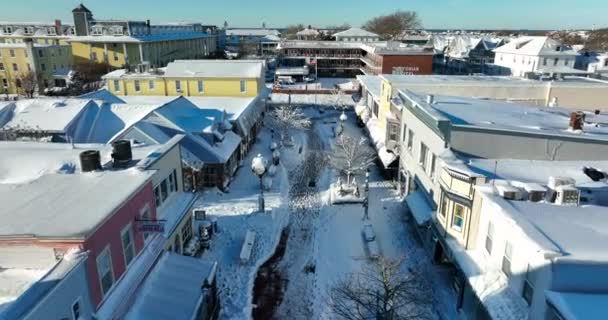 ワシントン ストリート モール ケープメイ ニュージャージー 新鮮な冬の雪 昼間のシーン 晴れ空中 — ストック動画