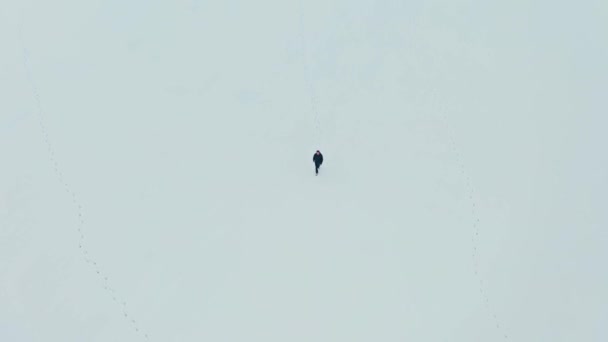 Снимок Беспилотника Человека Идущего Снегу — стоковое видео