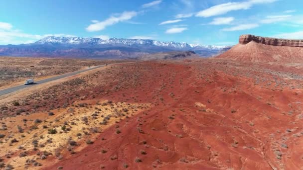 Drone Aéreo Disparado Sobre Desierto Con Una Meseta Montañas — Vídeos de Stock