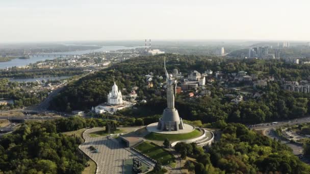 Aerial Motherland Monument Clear Sky Κίεβο Ουκρανία Ευρύ Πλάνο Όπισθεν — Αρχείο Βίντεο