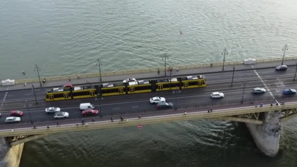 Aerial 匈牙利布达佩斯多瑙河上的玛格丽特桥 向左倾斜 — 图库视频影像