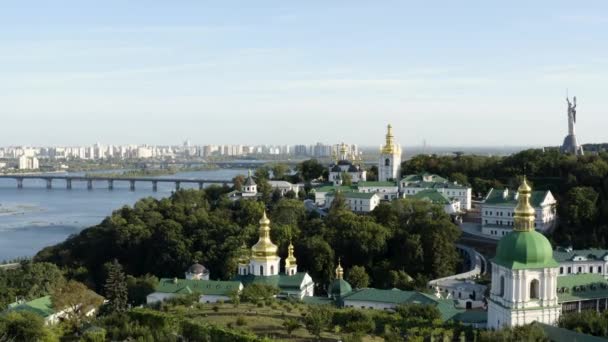 Aerial Kijev Kolostor Barlangok Dnyeper Folyó Kijev Ukrajna Széles Lövés — Stock videók