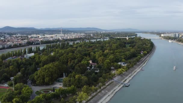 Aerial Margaret Island Στο Δούναβη Βουδαπέστη Ουγγαρία Τοπίο Πυροβόλησε Μείωση — Αρχείο Βίντεο