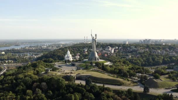 Aerial Monumento Patria Bajo Cielo Azul Kiev Ucrania Tiro Frente — Vídeo de stock
