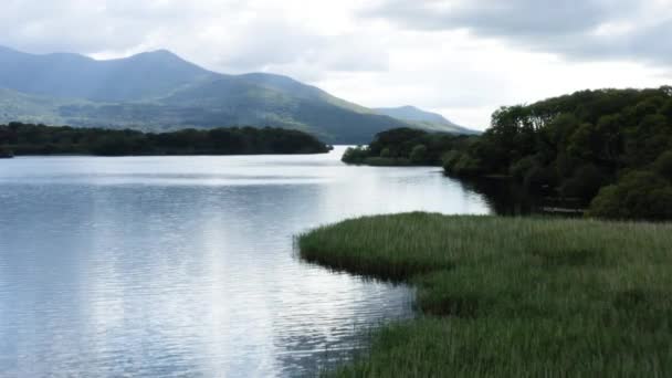 Aérial Montagnes Dans Parc National Killarney Reflet Lac Muckross Irlande — Video