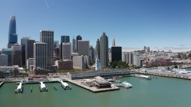 Larga Descida Aérea Tiro San Francisco Ferry Building Com Horizonte — Vídeo de Stock