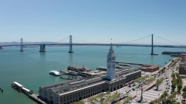 Larga Descida Aérea Tiro San Francisco Ferry Building Com Ponte — Vídeo de Stock