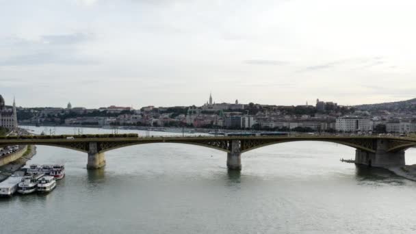 Tuna Nehri Budapeşte Macaristan Margaret Köprüsü Nün Altında Ilerliyoruz — Stok video