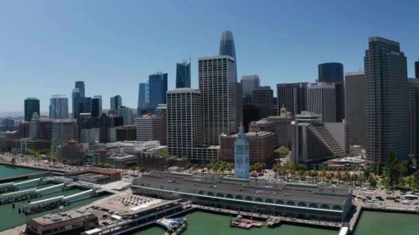 Aerial Fallande Och Panorering Skott San Francisco Skyline Klar Dag — Stockvideo