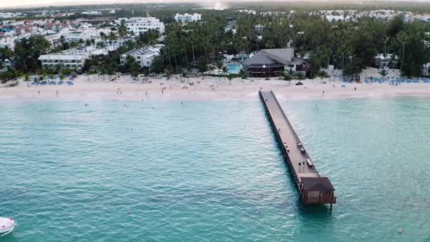 热带旅游区前海滩上的木制码头 加勒比海岸线 — 图库视频影像