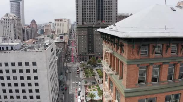 雲の多い日にサンフランシスコのダウンタウンのユニオン スクエアを明らかにするために 空中のドリーは建物の周りで撮影しました — ストック動画