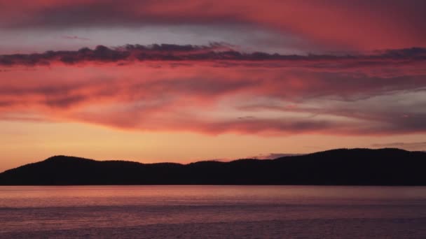ワシントン州アナコルテスのワシントンパークから見たバローズ島のマウンテンシルエット スライドショット — ストック動画