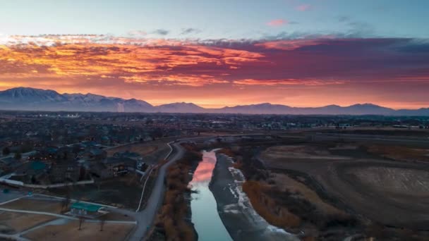 Alba Brillantemente Colorata Sopra Comunità Montana Innevata Riflettente Sulla Superficie — Video Stock