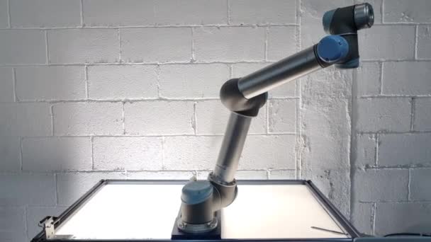 ユニバーサルロボットは 運動と範囲機能を示すロボットアームです — ストック動画