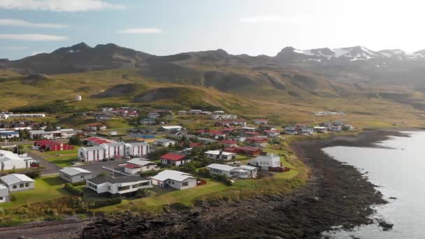 アイスランドのグルンドルフジョルドゥールの家 ドローンからの眺め — ストック動画