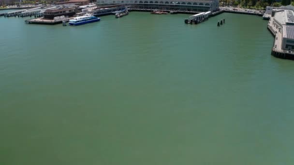 Aerial Przechyla Się Górę Aby Ujawnić San Francisco Ferry Building — Wideo stockowe