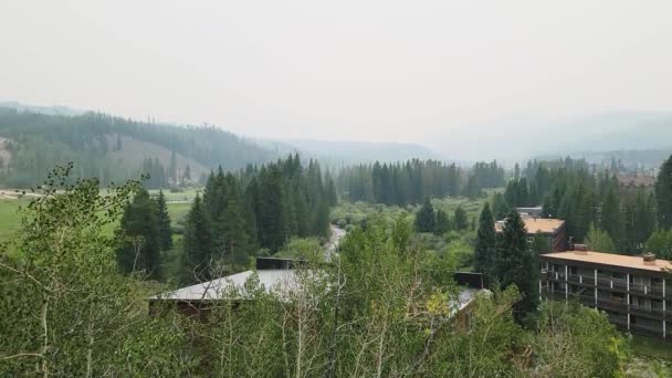 Wildfire Smoke Pollution Colorado Rocky Mountain Town Panorama Des Arbres — Video