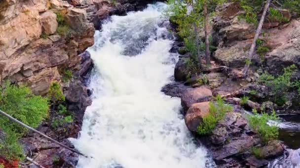 Colorado Daki Rocky Dağlarında Hızlı Akan Beyaz Nehir Suyu Şelalesi — Stok video