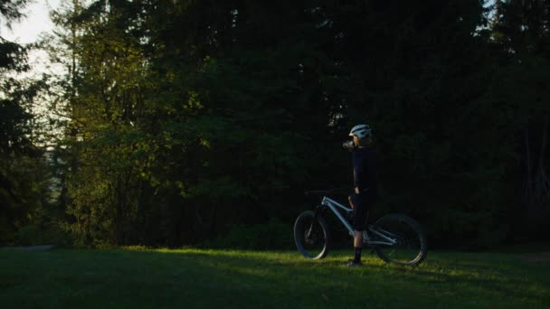 Cycliste Prend Verre Dans Les Derniers Rayons Soleil — Video