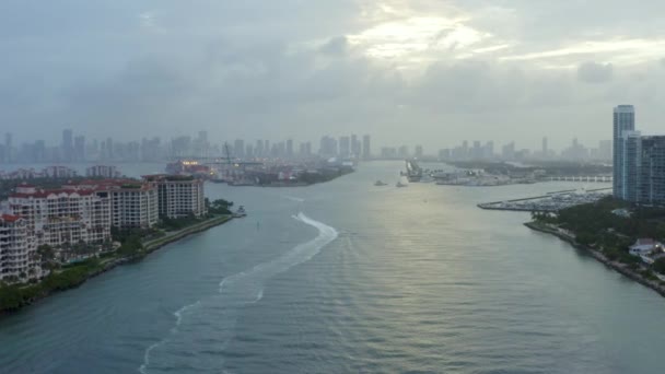 Impresionante Vista Costa Miami Lanchas Rápidas Navegando Atardecer Antena — Vídeos de Stock