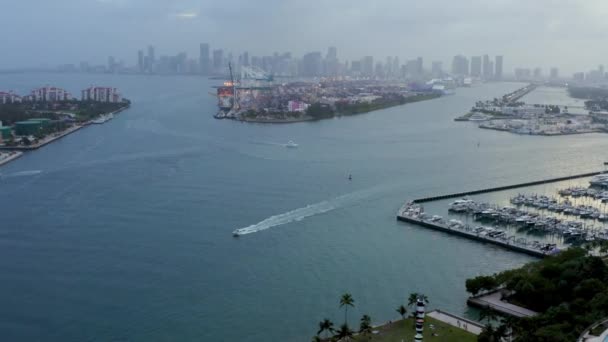 Luchtvaart Afdaling Boven Miami Kust Met Uitzicht Jachthaven Speedboot Zeilen — Stockvideo