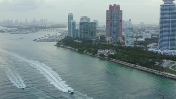 Escena Costera Miami Con Lanchas Rápidas Navegando Circulación Aérea Descenso — Vídeo de stock