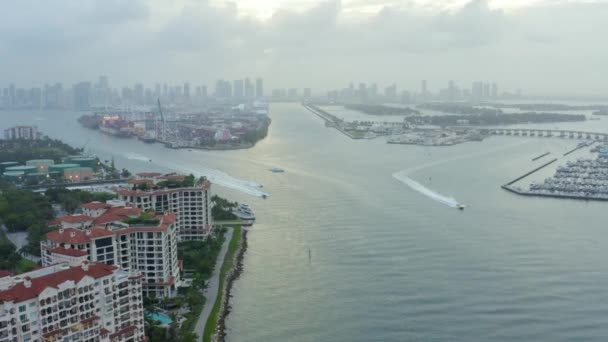Luchtfoto Achteruit Miami Kust Speedboten Zeilen Bij Zonsondergang Bewolkte Dag — Stockvideo