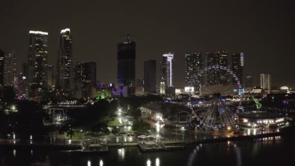 Escena Costera Miami Iluminada Por Noche Bayside Marketplace Vuelo Aéreo — Vídeos de Stock