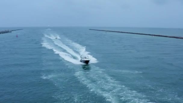 マイアミ湾のスピードボートの空中低角度追跡ショット — ストック動画