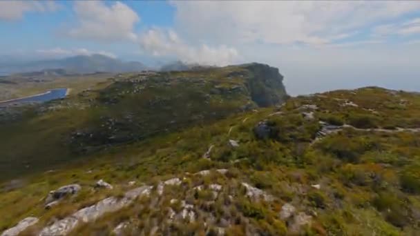 Colpo Aereo Sorvolando Natura Selvaggia Sulla Table Mountain Rivelare Città — Video Stock