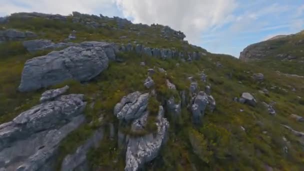 Långflygande Skott Flyger Över Den Spektakulära Klippiga Ytan Bordsberget Kapstaden — Stockvideo