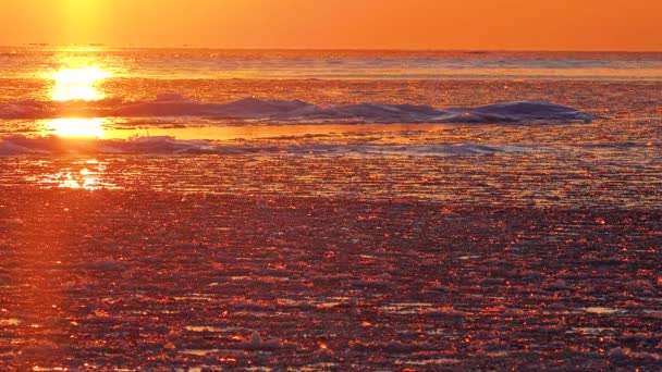 冬季冰封水上方明亮的橙色日出 — 图库视频影像