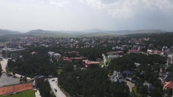 공중에서 세르비아 Zatrbor Mountain Resort Estlishing Sliding Drone Shot — 비디오
