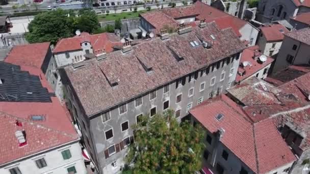 Kotor Montenegro Luftaufnahme Der Festungsbauten Und Des Kanals Der Altstadt — Stockvideo