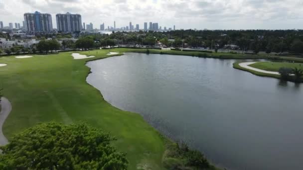 Miami Beach Golf Kulübü Sahası Göl Yeşil Çimen Hava Manzarası — Stok video