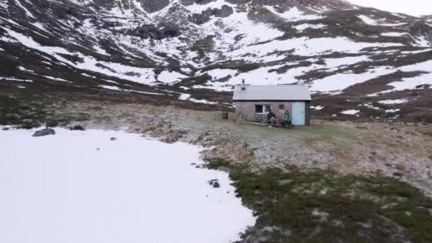 Drohnenaufnahmen Aus Der Luft Zeigen Zwei Wanderer Die Winter Vor — Stockvideo