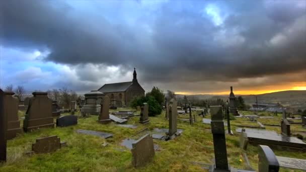 Fantastisk Utsikt Över Saddleworth Över Den Kusliga Kyrkogården Dramatisk Himmel — Stockvideo