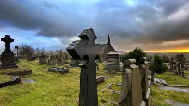 Vue Entre Des Pierres Tombales Spectaculaires Travers Cimetière Balayé Par — Video