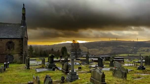 Impresionantes Vistas Saddleworth Moore Través Del Misterioso Cementerio Bajo Cielos — Vídeos de Stock