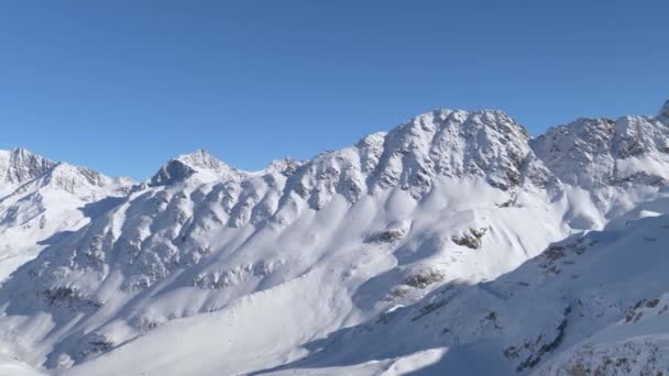 Sneeuw Bergtoppen Hoge Hoogte Het Zonnige Kaunertal Oostenrijk Pan Shot — Stockvideo