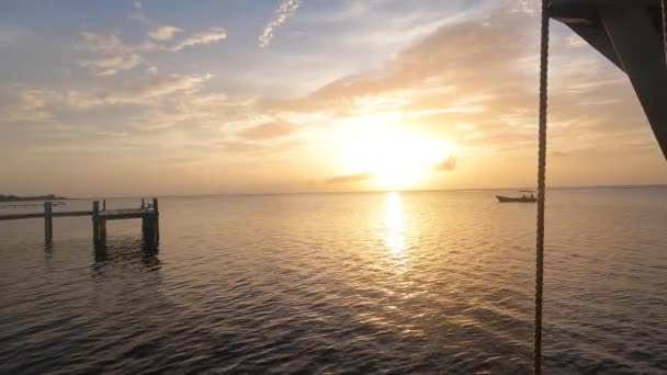 Lento Disparo Puesta Sol Con Barco Muelle Honduras Roatán — Vídeos de Stock