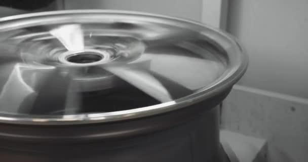 Finished Diamond Cutting Face Aluminium Wheel Curb Rash Close Spins — Stock Video