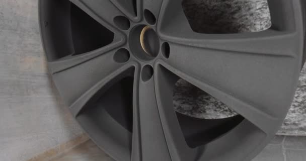 Närbild Aluminiumhjul Med Nytt Pulverlack Appliceras Innan Härdning Ugnen Pan — Stockvideo